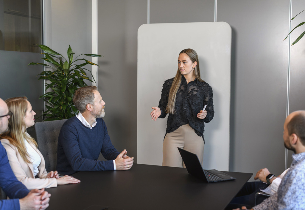 Fem personer rundt et bord